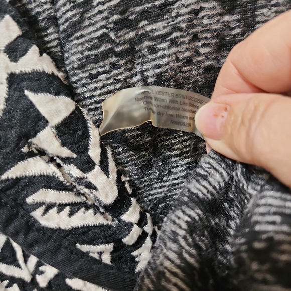 T/O long sweater Aztec southwestern native black and white design woman's large - Picture 5 of 7